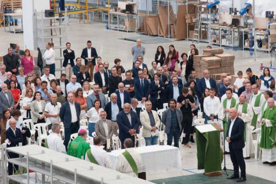 La celebrazione della Santa Messa durante l’inaugurazione del nuovo stabilimento